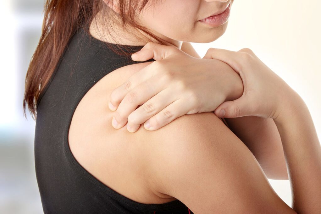 Cervikalno osteohondrozo lahko spremljajo bolečine v ramenih